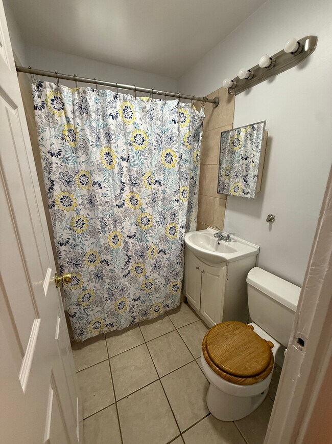 baño - 1731 N Central Ave