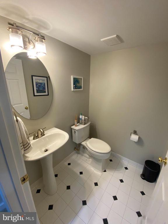 Foto del edificio - 8143 Skelton Cir