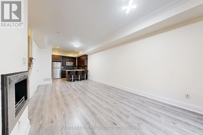 Building Photo - 7-TH17 Oakburn Crescent