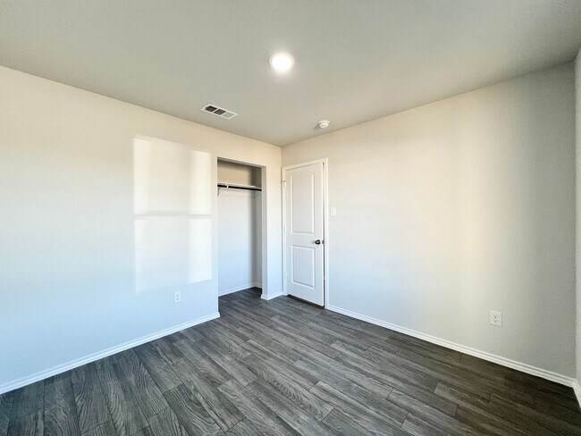 Foto del edificio - New 4 bedroom, 2 bath in Treaty Oaks Community