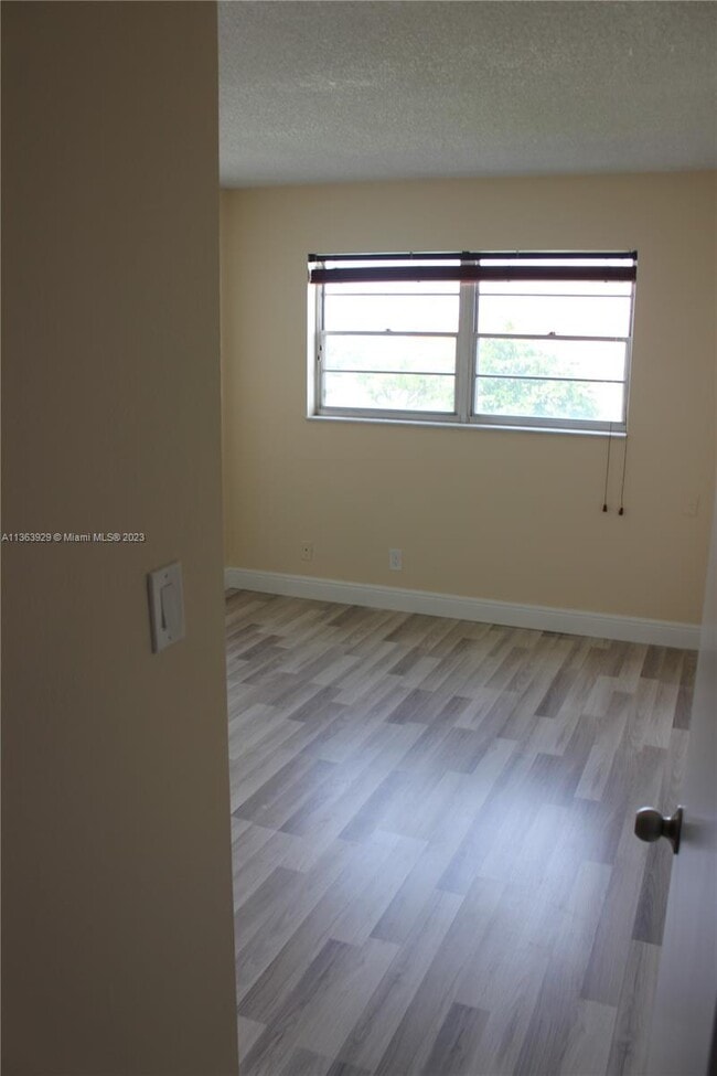 Foto del edificio - 608 NE 2nd St