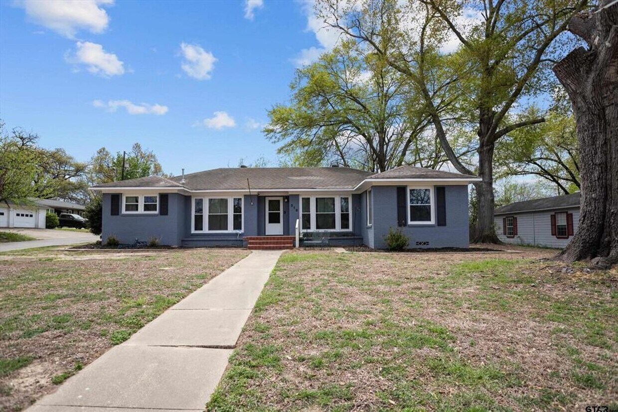 Foto principal - Coming Soon! 3 Bedroom 2 Bath 2 Carport Re...