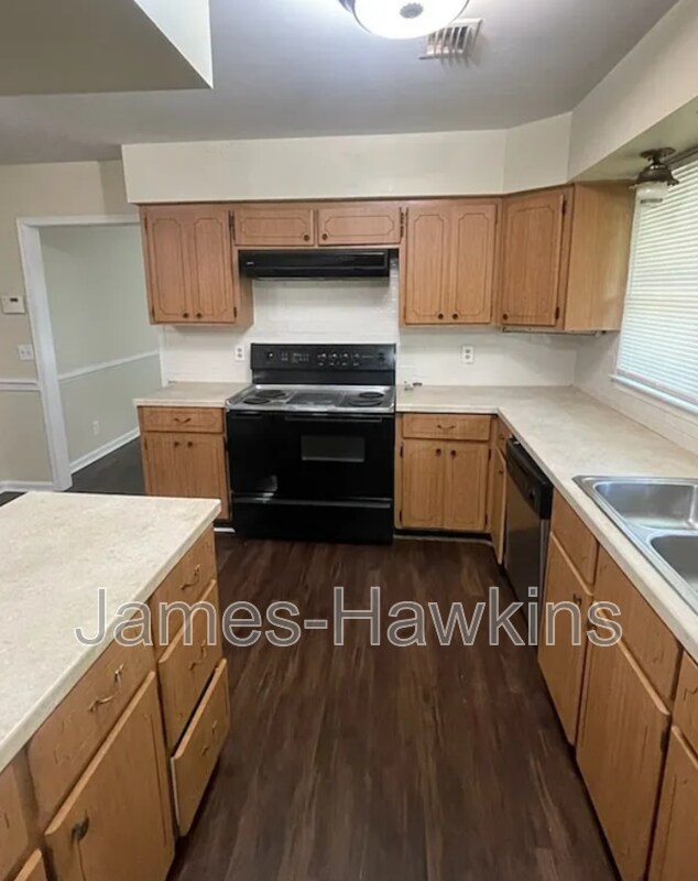 Building Photo - 2124 Greenview Dr