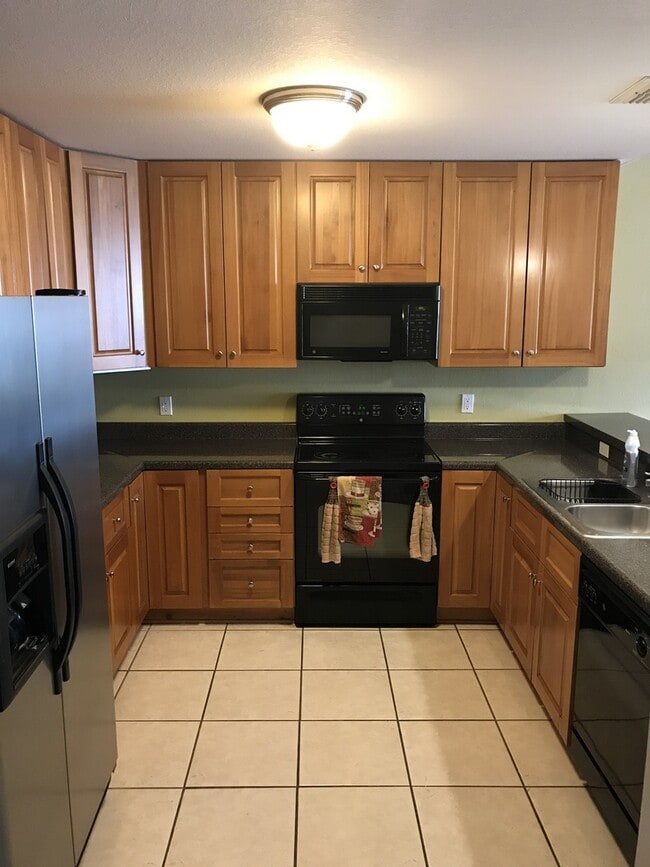 Building Photo - Gorgeous 3/3 Townhome!