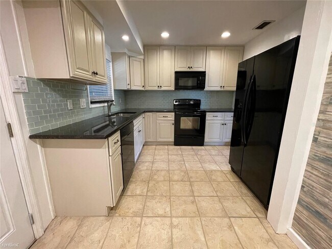 Building Photo - 3 br, 1 bath House - 1635 Crestwood Drive