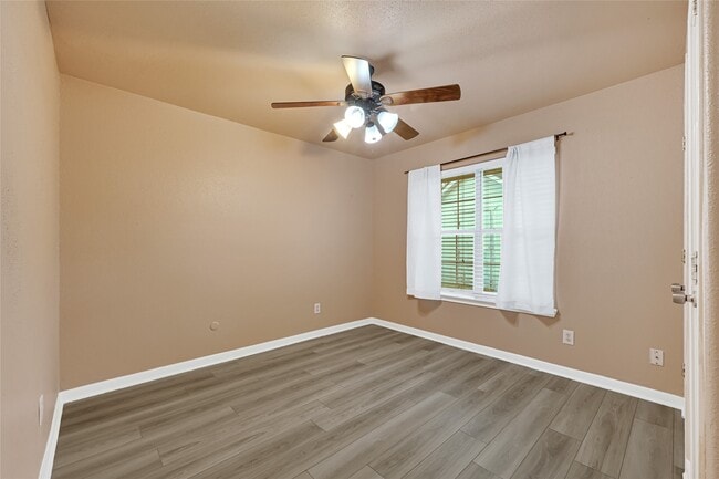 Building Photo - 7323 Log View Dr