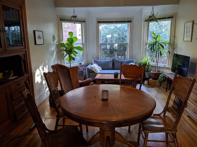 Building Photo - Bedroom available for rent in beautiful cl...