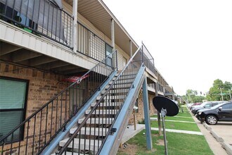 Building Photo - 1901 E Lindsey St