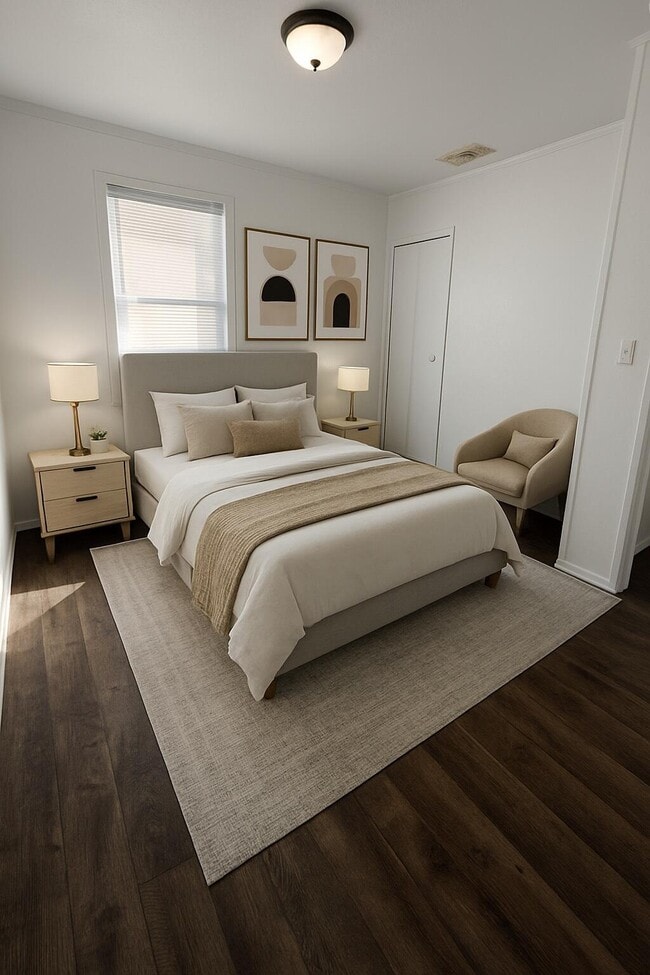 Building Photo - 709 W 4th St