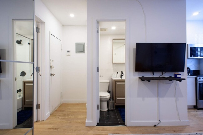 Building Photo - 69 Clinton St