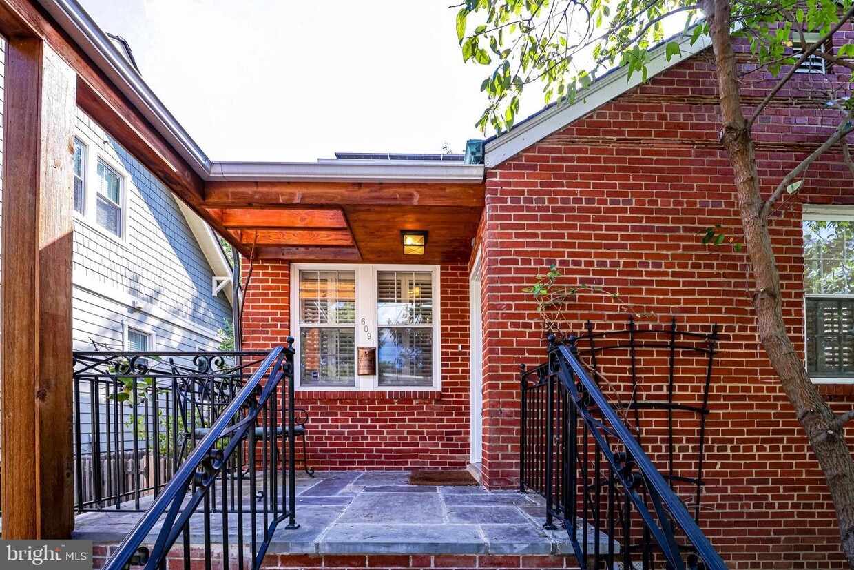 Primary Photo - 609 Little St
