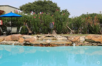 Building Photo - Creekside Villas Apartments