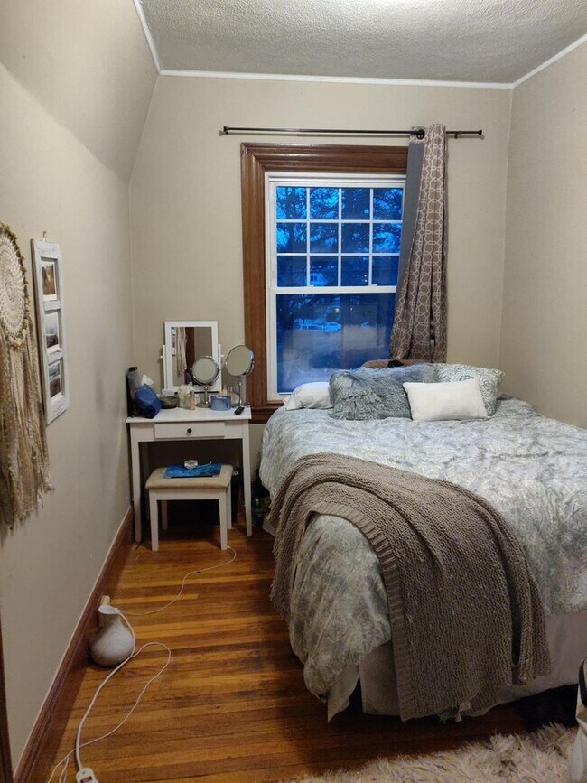 Building Photo - 4bed 3 bath townhouse in Newtonville is available now