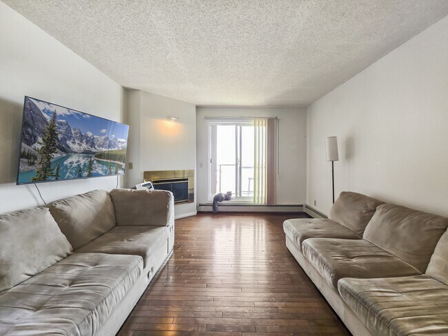 Photo du bâtiment - 1500 Edenwold Heights NW