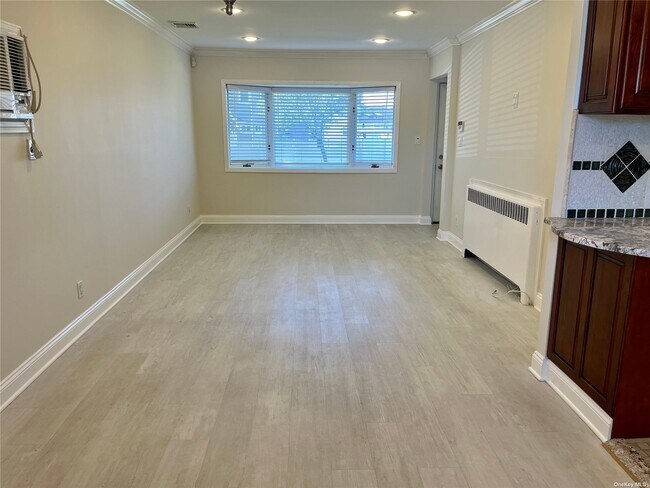 Building Photo - 660 Carlyle Ave