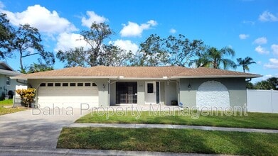 Building Photo - 215 Meadowcross Dr