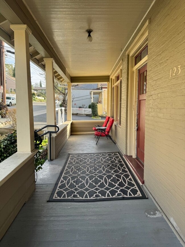 Building Photo - Open and bright upstairs 1 bed one bath unit in downtown Grass Valley!