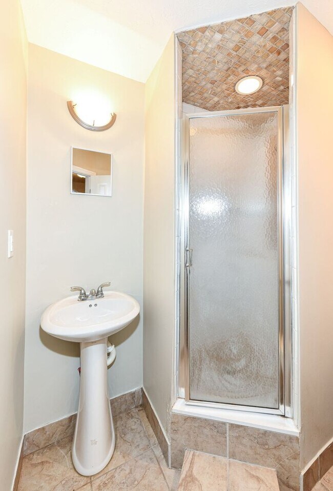 Foto del edificio - 2 Bed 2 Bath Townhome in Broad Ripple! Nature Trails!