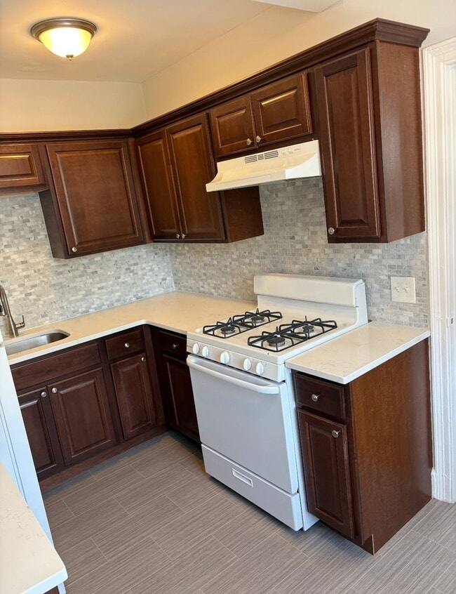 Building Photo - WAYLAND SQUARE REALTY (218)