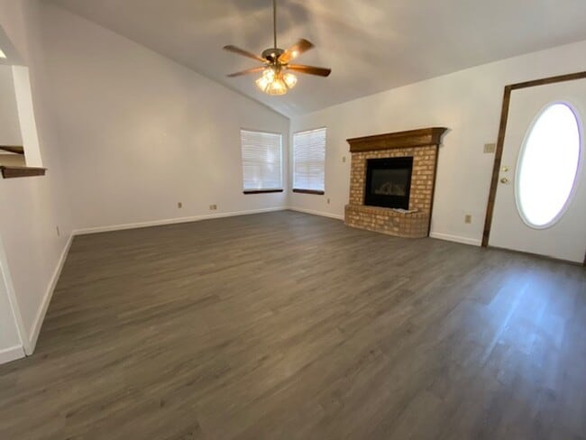 Building Photo - Spacious 2/2