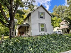 Building Photo - 4 Bedroom, 2 Bath House!