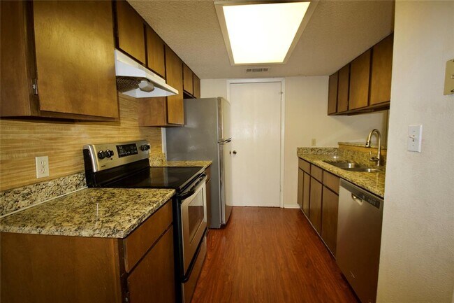 Foto del edificio - 1405 Camp Craft Rd