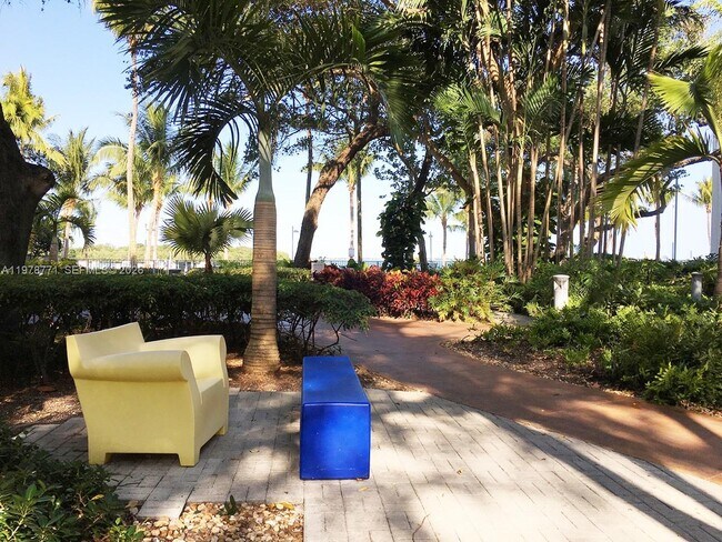 Foto del edificio - 650 NE 64th St