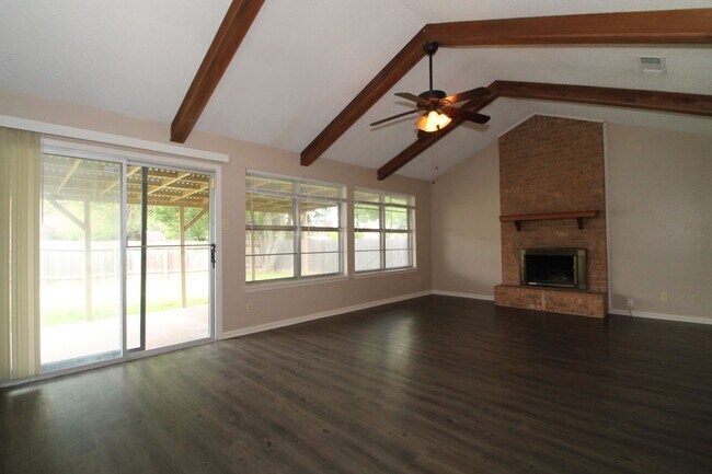 Building Photo - Willowsprings Area!
