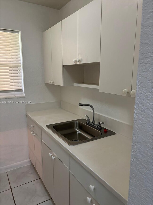 Building Photo - 1255 W 49th Pl
