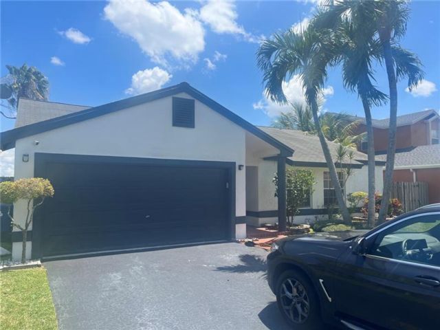 Foto principal - 10162 NW 32nd St