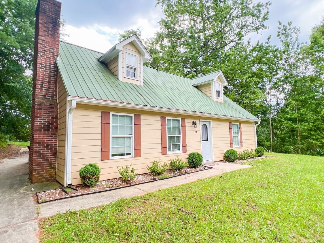 Primary Photo - Incredibly spacious family home in Piedmon...