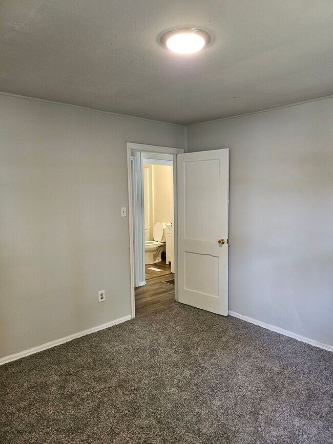 Foto del edificio - 1609 Rheinhardt Ave