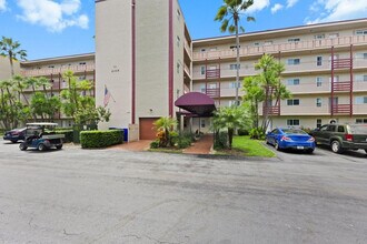 Building Photo - 2106 S Cypress Bend Dr