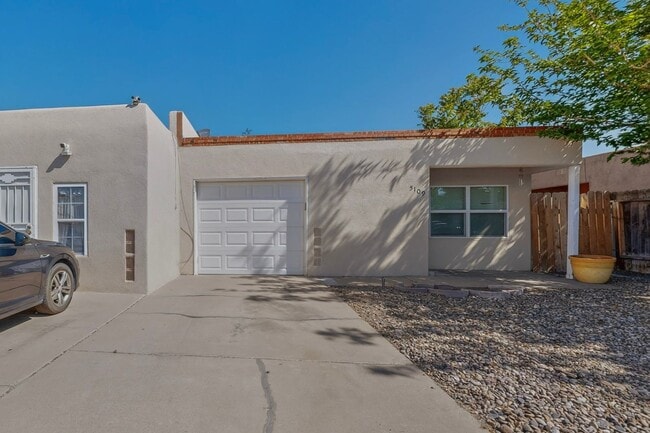 Building Photo - Close in West Side 2 bedroom 1.75/ba 1/cg