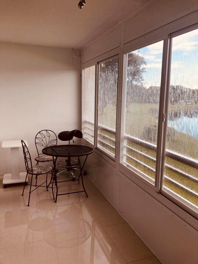 Foto del edificio - 2059 Ainslie Dr