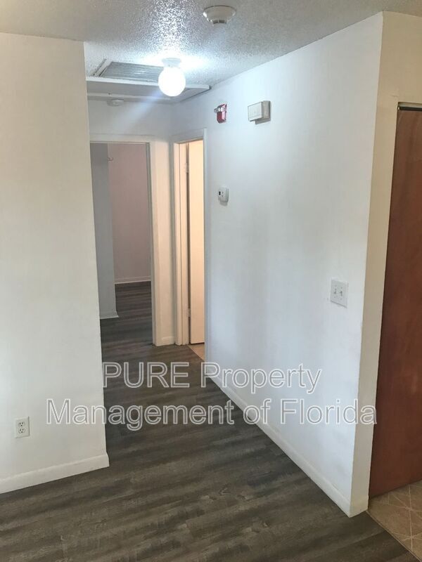 Building Photo - 3800 NE 41st St