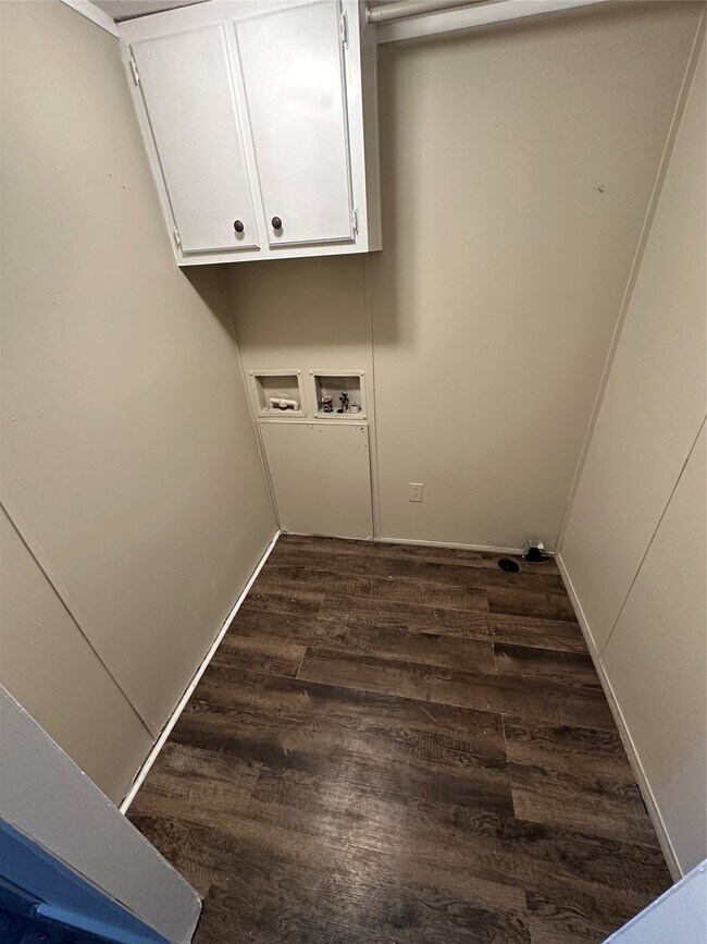 Foto del edificio - 2021 N Battlebell Rd