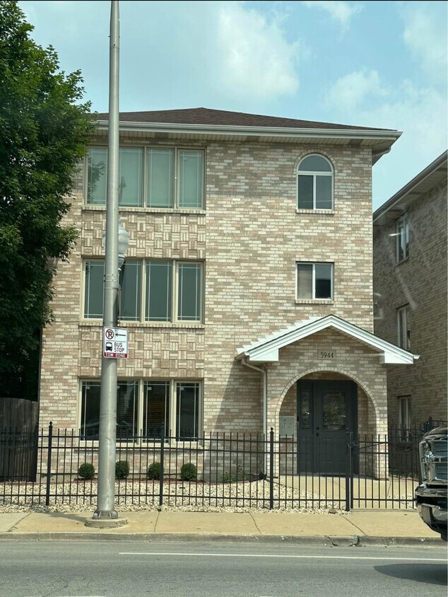 Primary Photo - 5944 W 63rd St