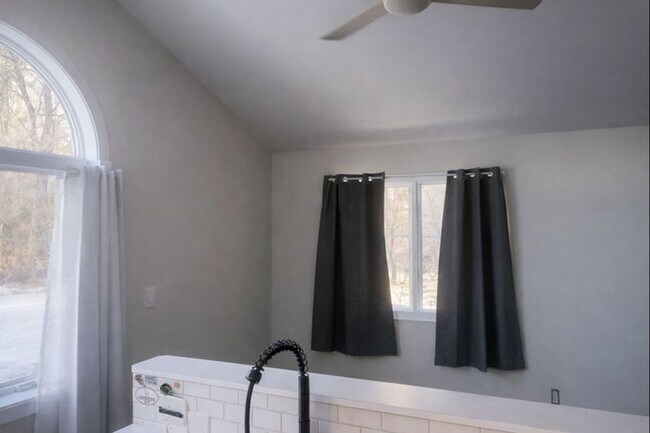 Foto del edificio - Spacious 1-bedroom, 1-bathroom (Cottage)