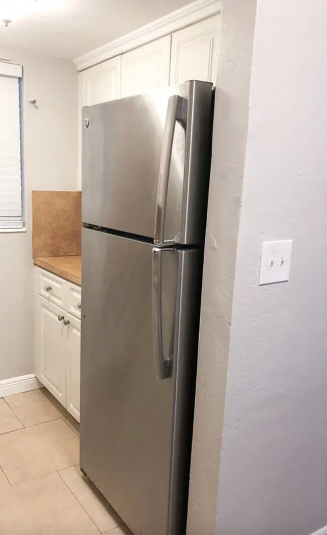 Foto del edificio - 241 S Royal Poinciana Blvd