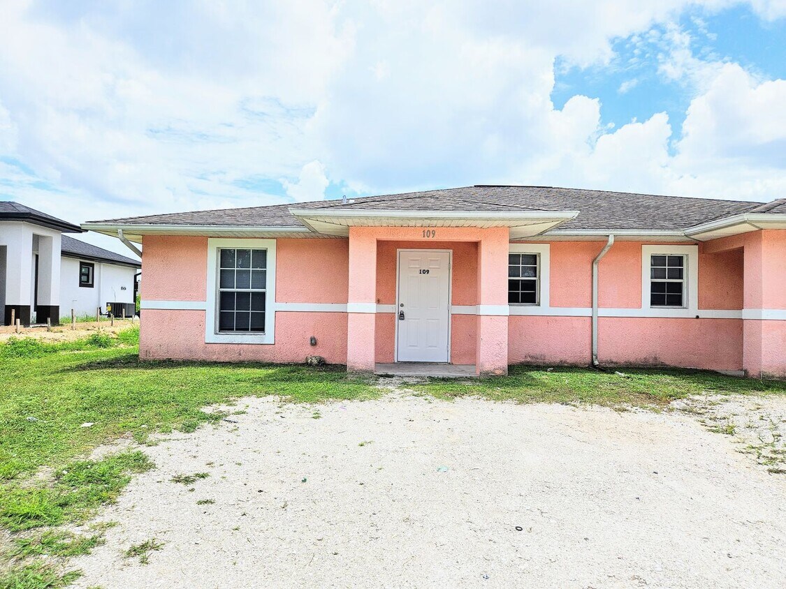 Foto principal - Cozy & Convenient, 3-bed, 2-bath duplex