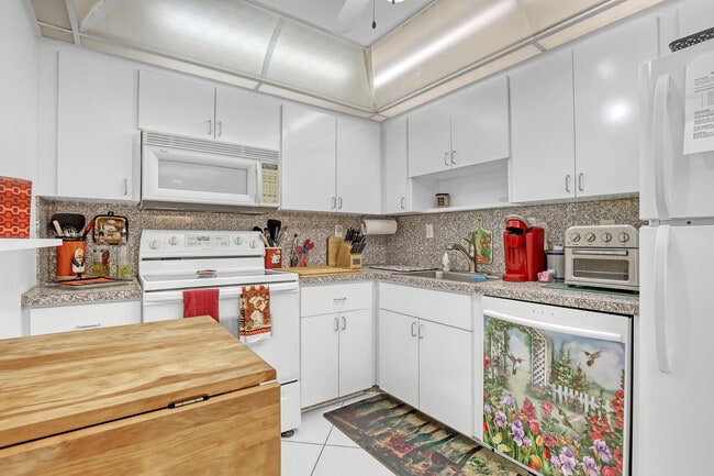Building Photo - 3221 S Ocean Blvd