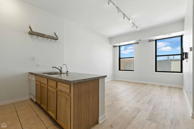 Building Photo - 4015 N Milwaukee Ave