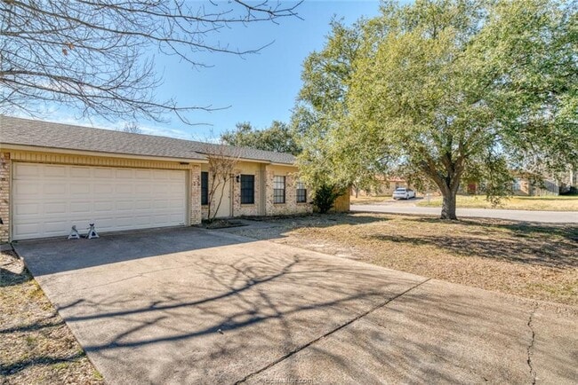 Building Photo - 1100 Taurus Cir