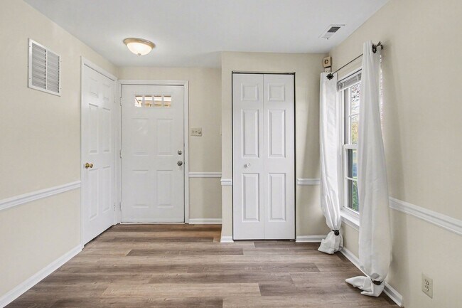 Foto del edificio - Beautiful Spacious Townhome