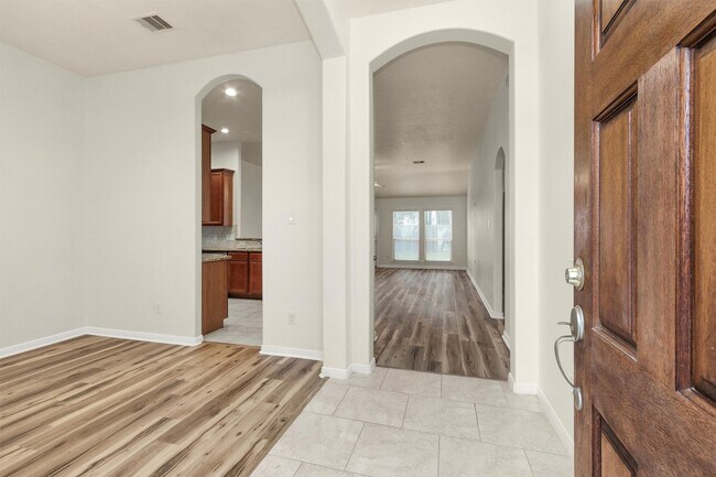 Foto del edificio - 12822 Lakeshore Dr