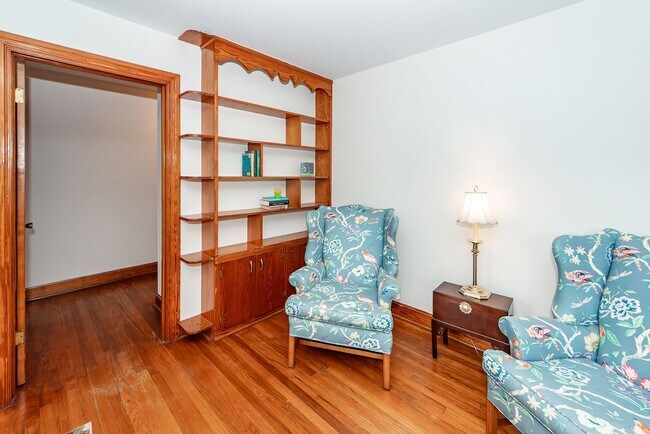 Building Photo - 3 Bedroom Classic Summerville Home!