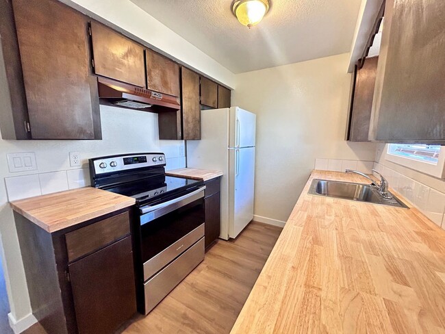 Building Photo - Ground-Level 1 Bedroom with Private Yard, A/C & In-Unit Laundry
