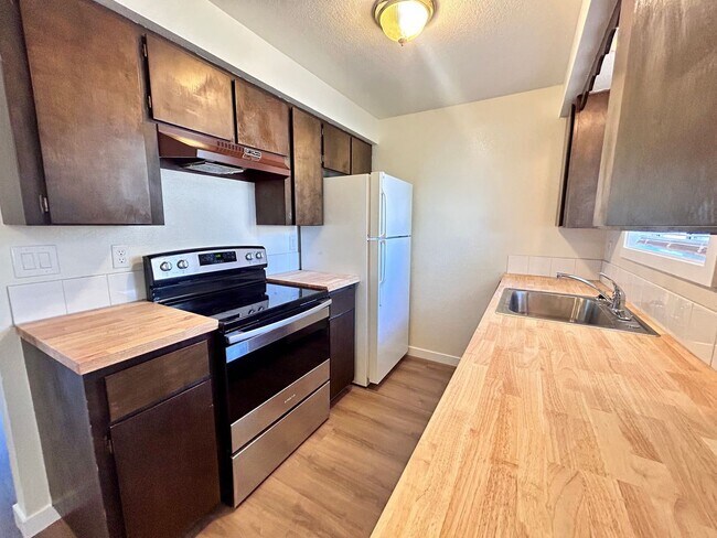 Foto del edificio - Ground-Level 1 Bedroom with Private Yard, A/C & In-Unit Laundry