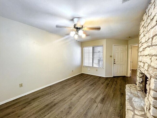 Foto del edificio - Charming 2-Bedroom Condo with Modern Ameni...